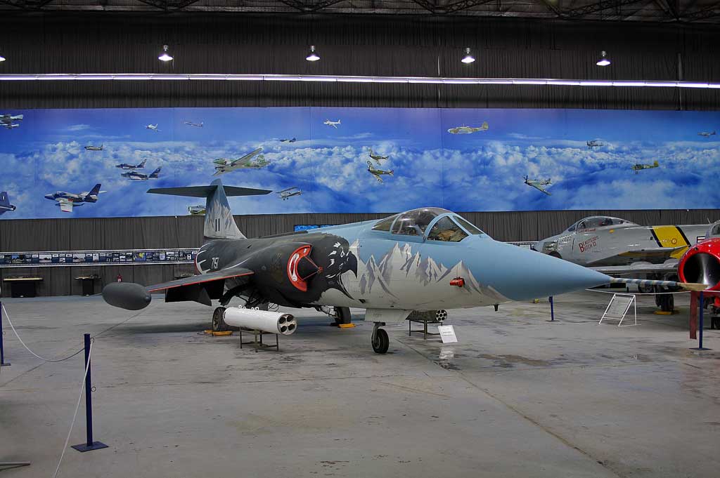Two F-104Gs were specially painted to commemorate the phasing out of service of the type from 335  and 336 squadrons respectively